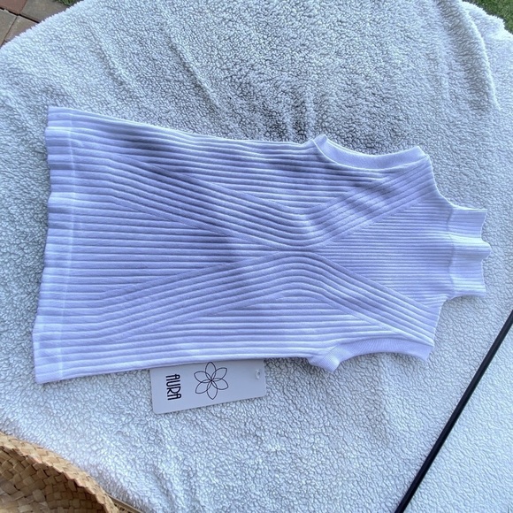 NWT this yoga ribbed top is pure WHITE it just photoed poorly - Picture 3 of 5